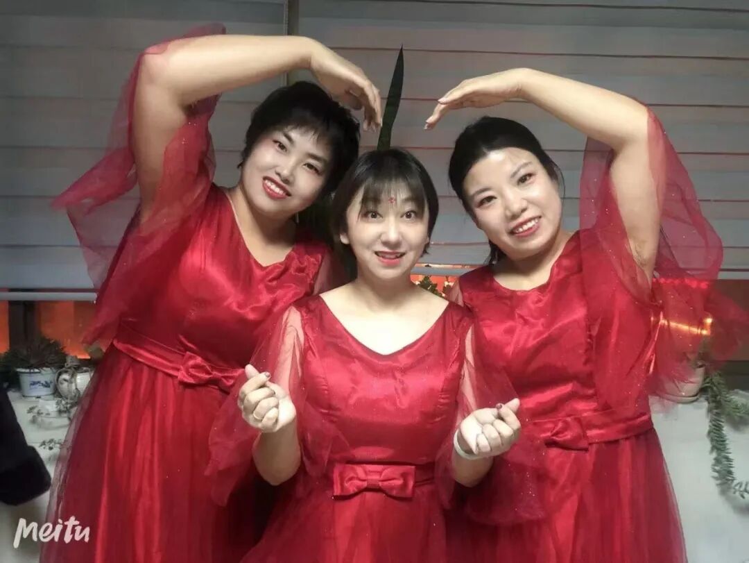 图片2 2019年参加学校合唱演出（从左到右依次为：李妍、李宁、张建芳）.jpg